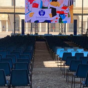 Schermo di fronte a platea Festival Letteratura 2021